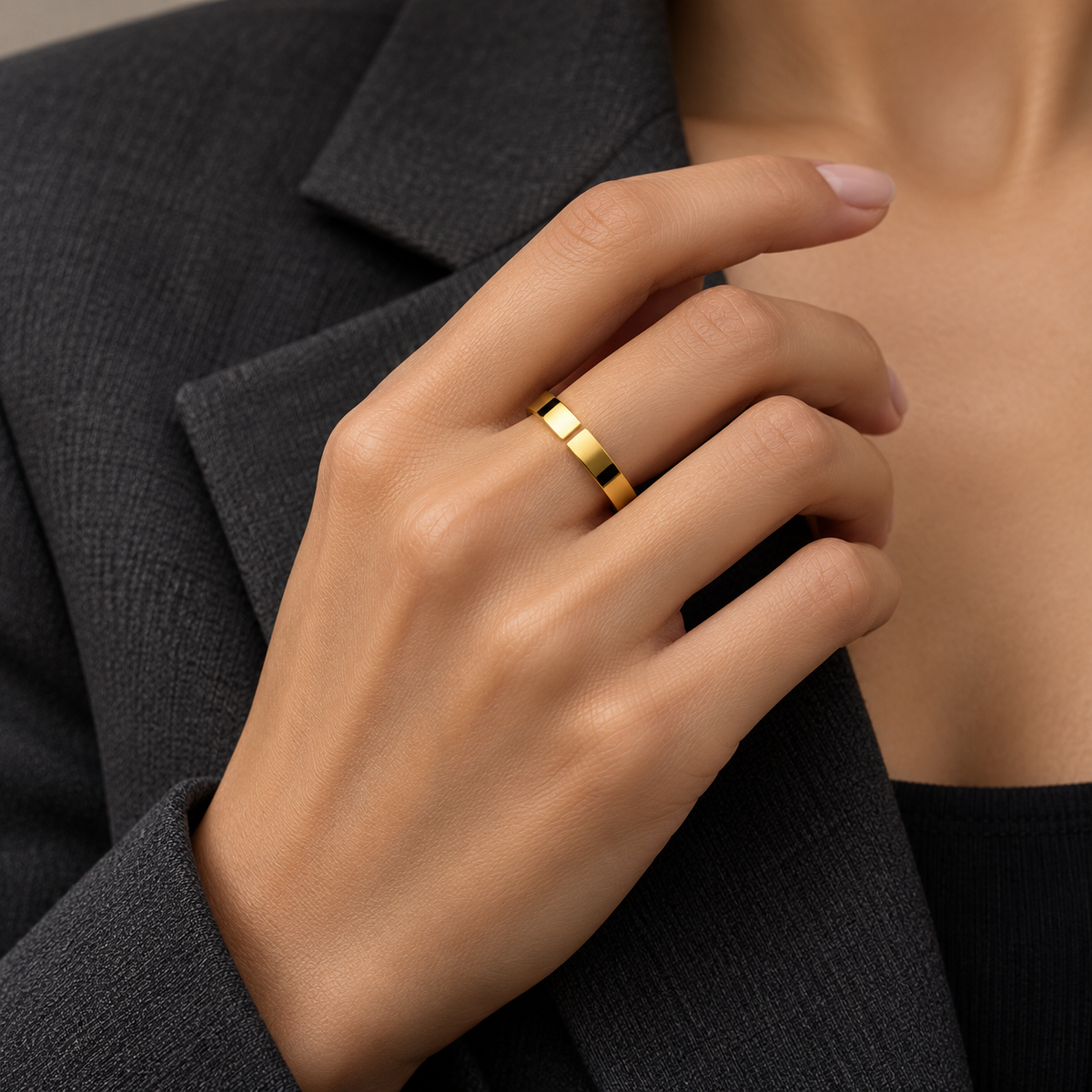 Bague Essentielle — Dorée — mise en scène 1