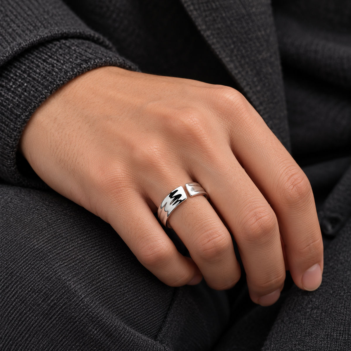 Bague Relief — Argentée — mise en scène 1