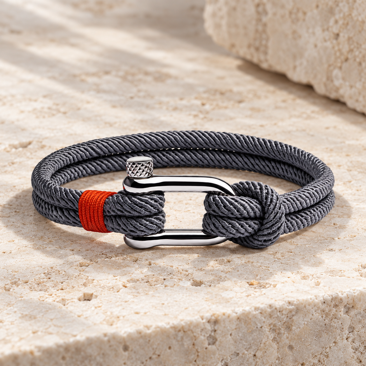 Bracelet Amarre — Argenté & Gris — mise en scène 2