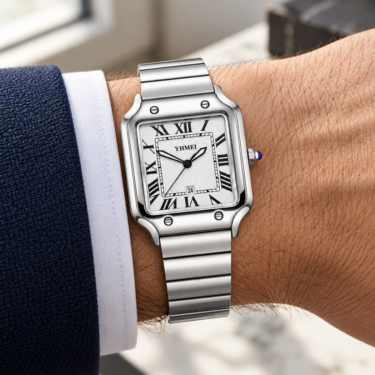 Montre Signature — Argenté & Blanc — au poignet, mise en scène